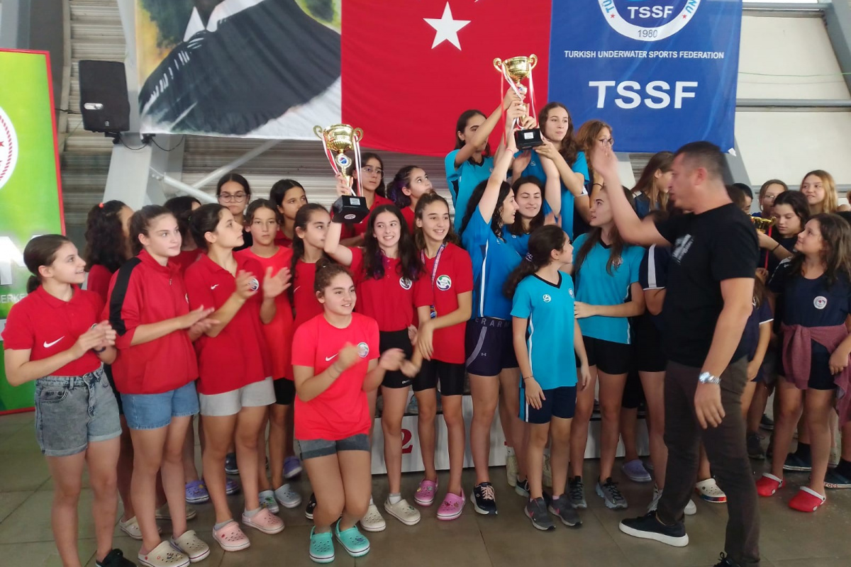 Paletli Yüzme Şampiyonası’nda dereceye giren yarışmacılara ödülleri verildi