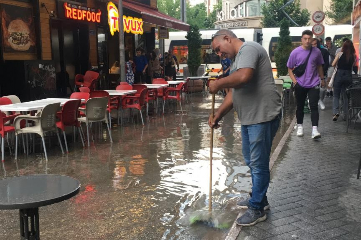 Eskişehir&#039;de sağanak yağış ve dolu hayatı felç etti