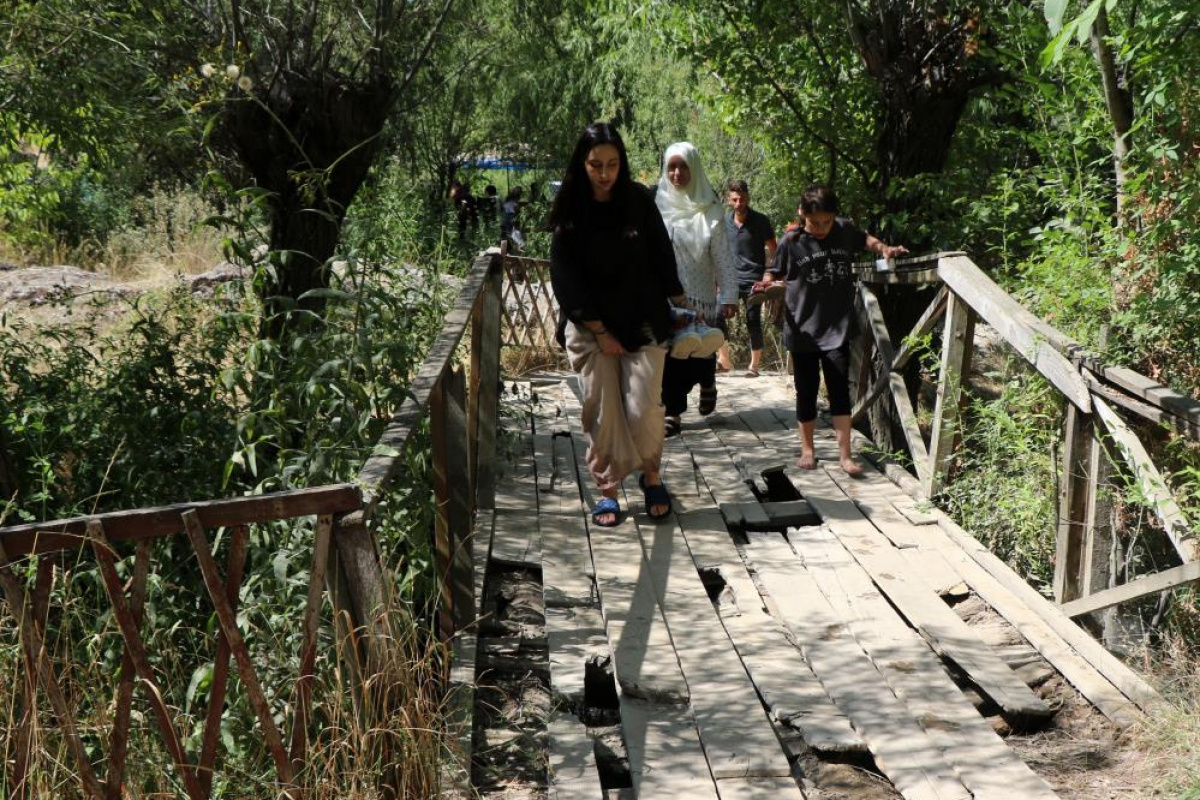 Erzincan’da turistlerin en uğrak yeri Girlevik Şelalesi’nin yolu ve kırık dökük tahta köprüleri tepki topluyor