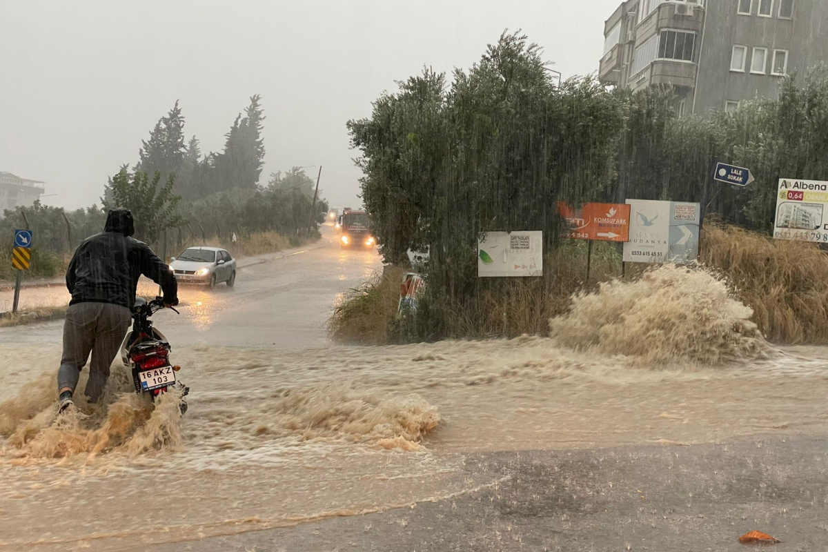 Bursa&#039;da yağış etkili oldu: Yollar göle döndü