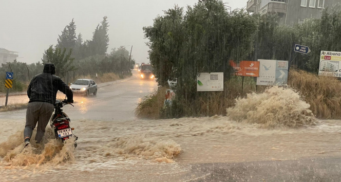 Bursada yağmur can alıcı oldu: Yollar göle döndü