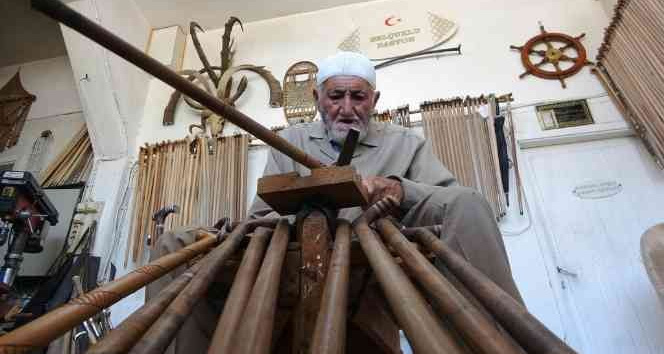 82 yaşındaki ustadan sanat eseri bastonlar