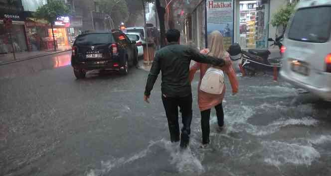 Yalova’da sağanak yağış etkili oluyor