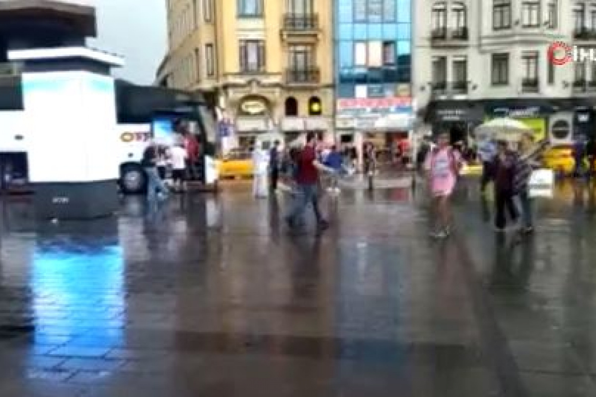 Taksim’de sağanak yağmur başladı