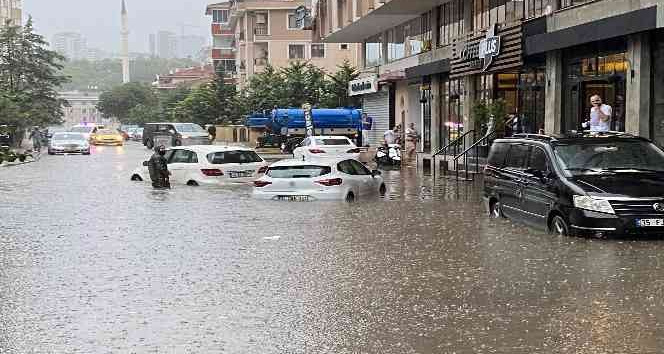 Anadolu Yakasında etkili olan yağış sonrası Maltepe’de sokaklar göle döndü. Yoğun yağış nedeniyle araçlar ve sürücüler sokakta mahsur kaldı.