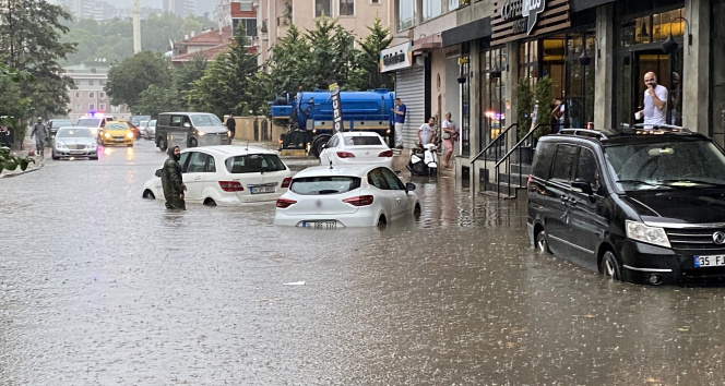 İstanbul Maltepede yollar göle döndü
