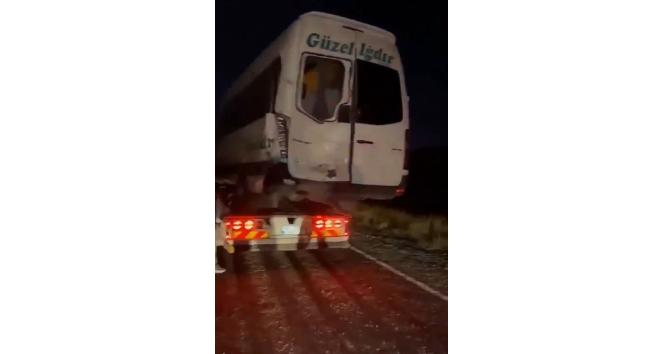 Erzurum’a hasta taşıyan araç şarampole yuvarlandı