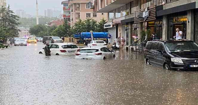 Maltepe’de etkili olan yağış nedeniyle 3 araç suya gömüldü