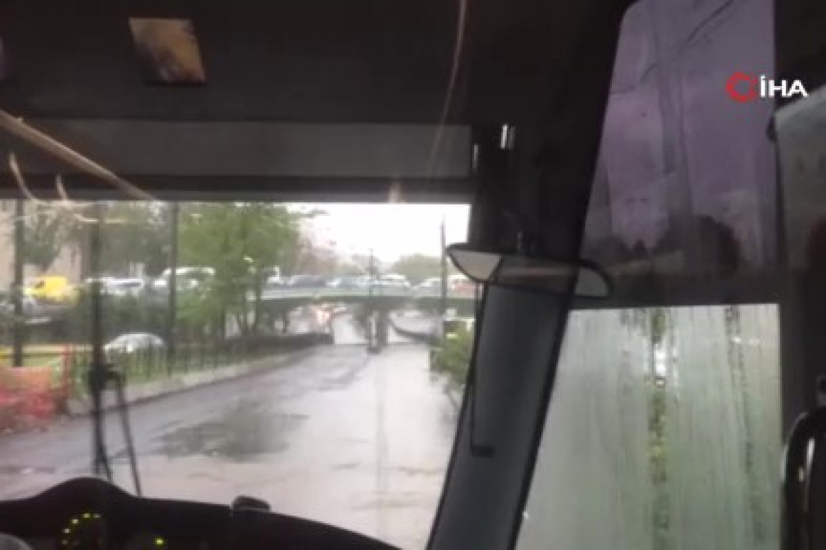 Fatih’te sağanak yağış etkili oldu, tramvay seferlerinde aksamalar yaşanıyor