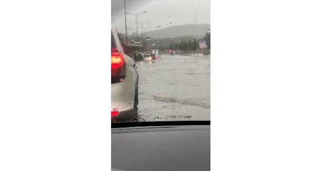 Şile otobanında yağış nedeniyle araçlar mahsur kaldı, sürücüler zor anlar yaşadı