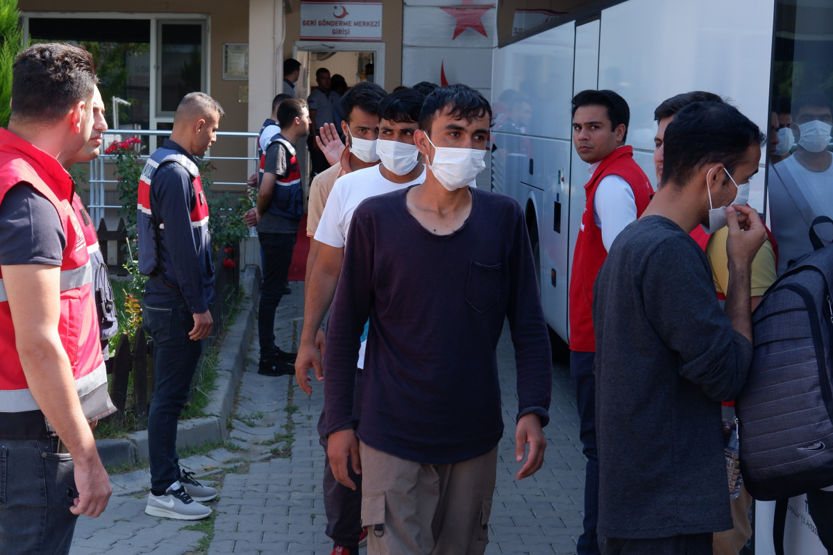 Edirne&#039;de 110 yabancı uyruklu göçmen sınır dışı edilmek üzere İstanbul&#039;a gönderildi
