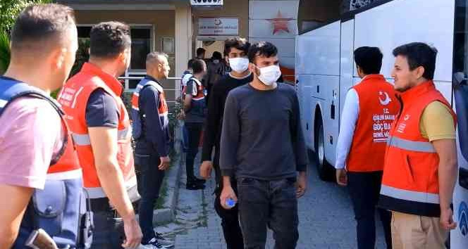 Edirne’de 110 yabancı uyruklu göçmen sınır dışı edilmek üzere İstanbul’a gönderildi