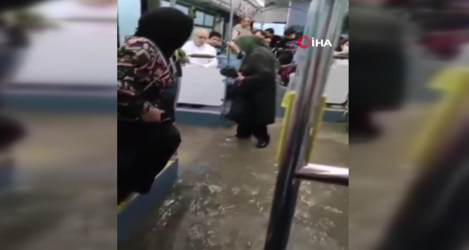 Üsküdarda İETT otobüsünü sel bastı, yolcular panikle kaçıştı