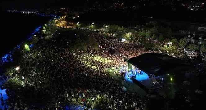 Sefo konserinde gençler birbirine girdi