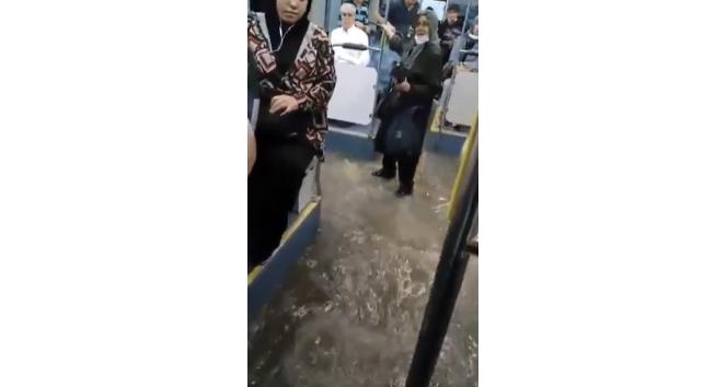 Üsküdar’da İETT otobüsünü sel bastı, yolcular panikle kaçıştı