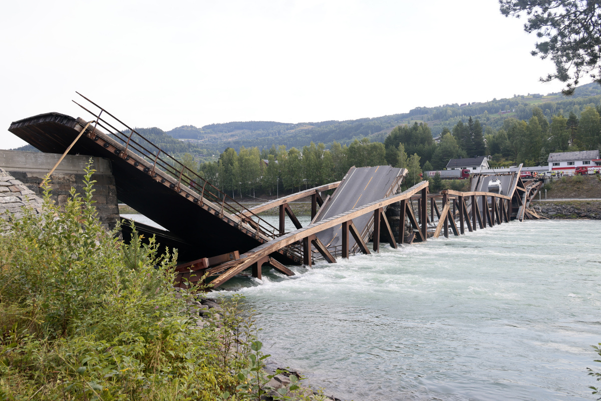 Norveç&#039;te ahşap köprü çöktü, araç nehre düştü