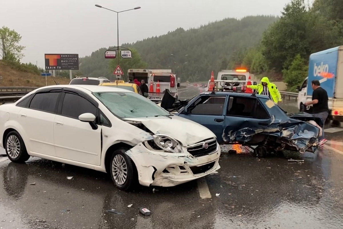 Çekmeköy&#039;de 9 aracın karıştığı zincirleme kaza: 2 yaralı