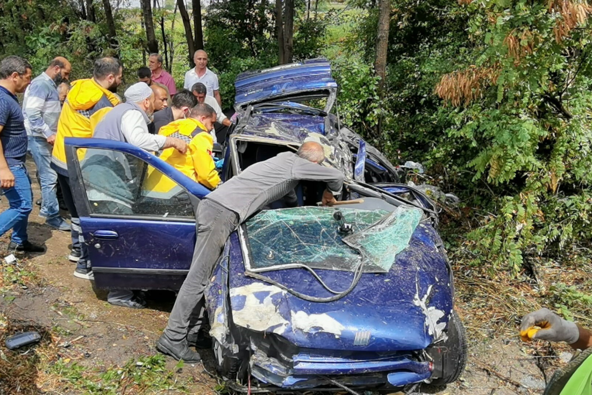 Bursa'da kanala düşen araçta can pazarı: 1'i ağır 3 yaralı