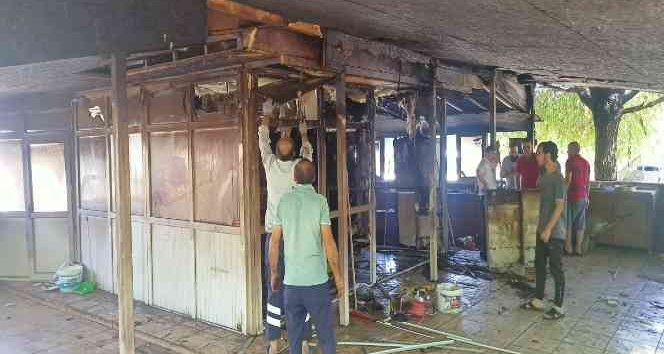 Bingöl’de yanan büfe kullanılmaz hale geldi