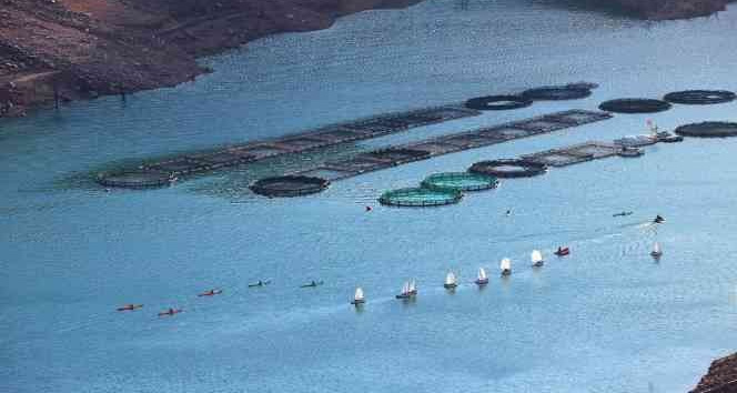 Baraj gölünde yelken eğitimi