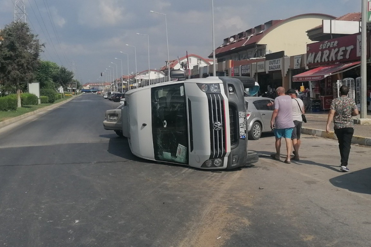 Manavgat&#039;ta otomobiller çarpıştı, tur minibüsü 50 metre sürüklenerek devrildi