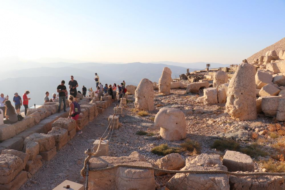 Nemrut Dağı’nda hafta sonu turist yoğunluğu yaşandı