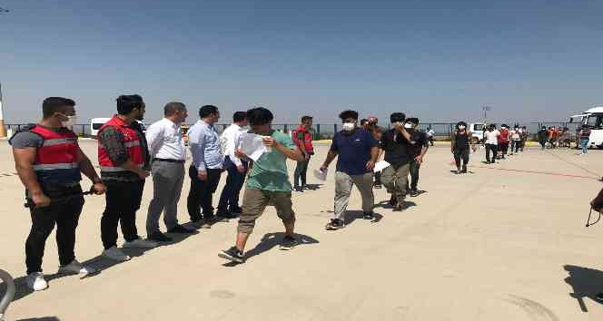 Iğdır ve Ağrı’dan 136 Afganistanlı göçmen ülkelerine gönderildi