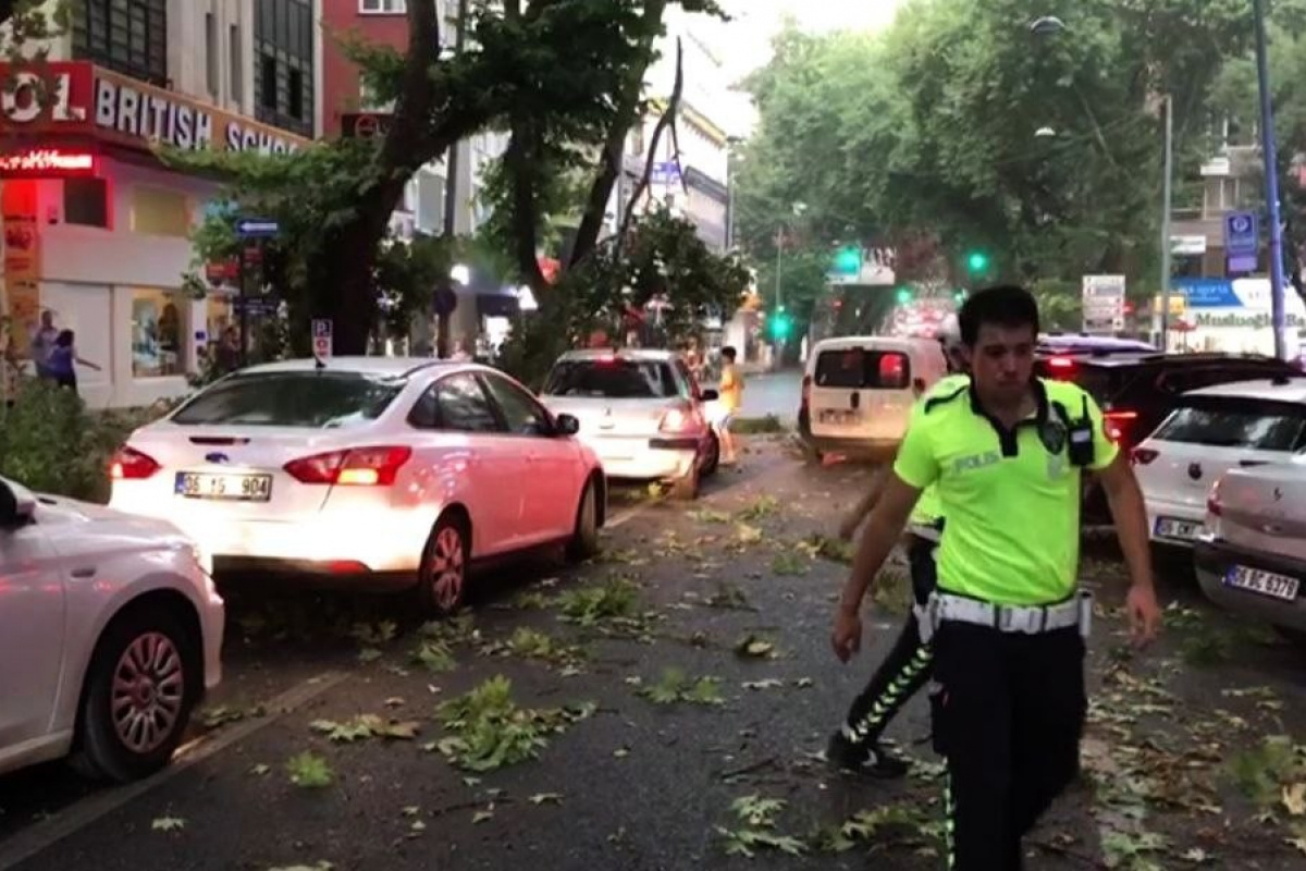 Ankara’da sağanak ve fırtına hayatı olumsuz etkiledi