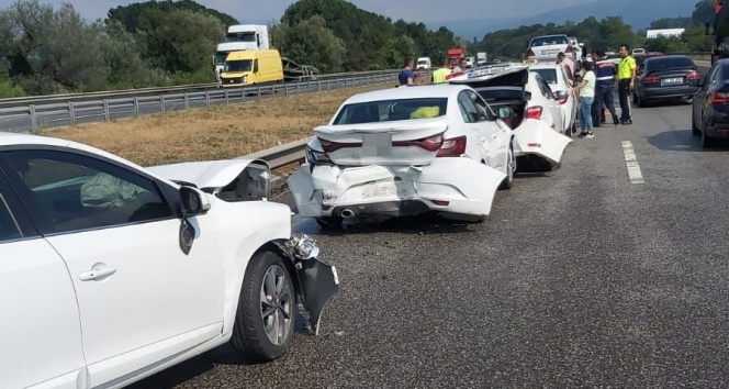 Anadolu Otoyolunun farklı noktalarındaki kazalarda 18 araç çarpıştı