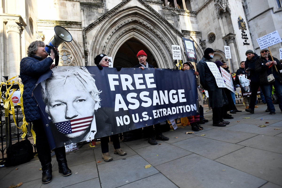 Assange ile görüşen ABD&#039;li gazeteci ve avukatlar gözetlendikleri iddiası ile CIA&#039;ye dava açtı