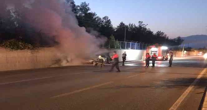 Otomobil alev alev yandı