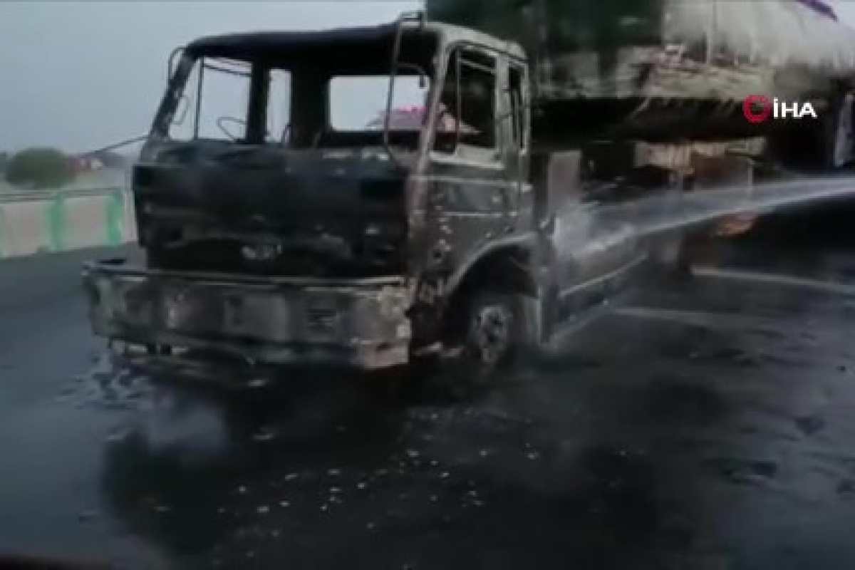 Pakistan&#039;da petrol tankeriyle yolcu otobüsü çarpıştı: 20 ölü