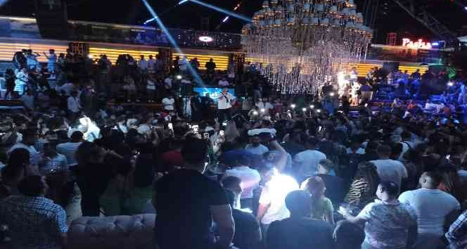 Mero’nun sahne aldığı eğlence mekanı doldu taştı