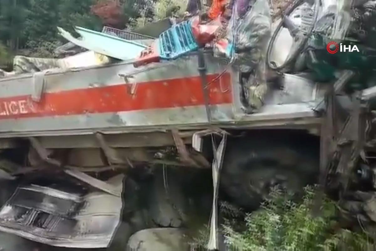 Hindistan&#039;da güvenlik güçlerini taşıyan otobüs nehre düştü: 7 ölü, 32 yaralı