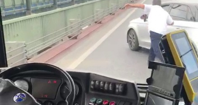 Haliç Köprüsünde yol verme kavgası kamerada: Silahlı sürücü polisten kaçamadı
