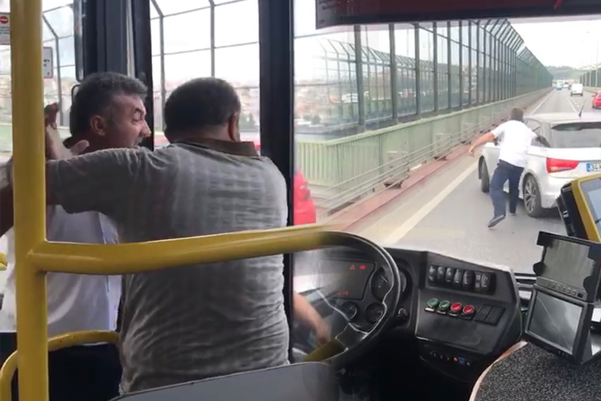 Haliç Köprüsü’nde yol verme kavgası kamerada: Silahlı sürücü polisten kaçamadı