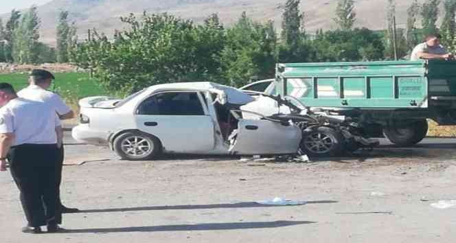 Otomobil ile kamyon çarpıştı: 3’ü ağır 4 yaralı