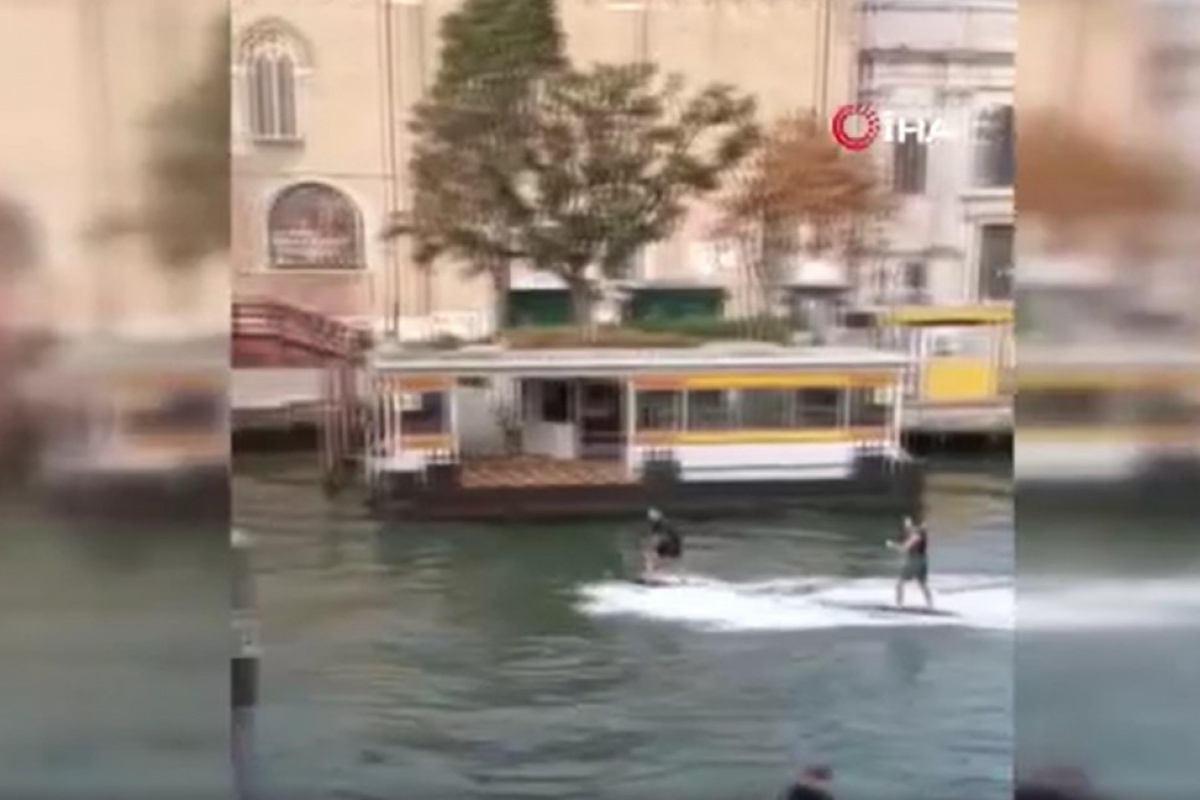 Venedik’teki Büyük Kanal’da iki kişi sörf yaptı