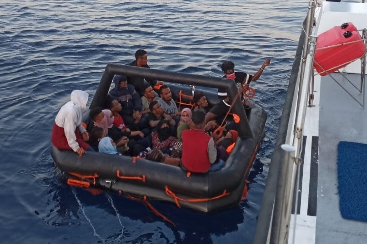 İzmir açıklarında 44 düzensiz göçmen yakalandı, 23&#039;ü kurtarıldı