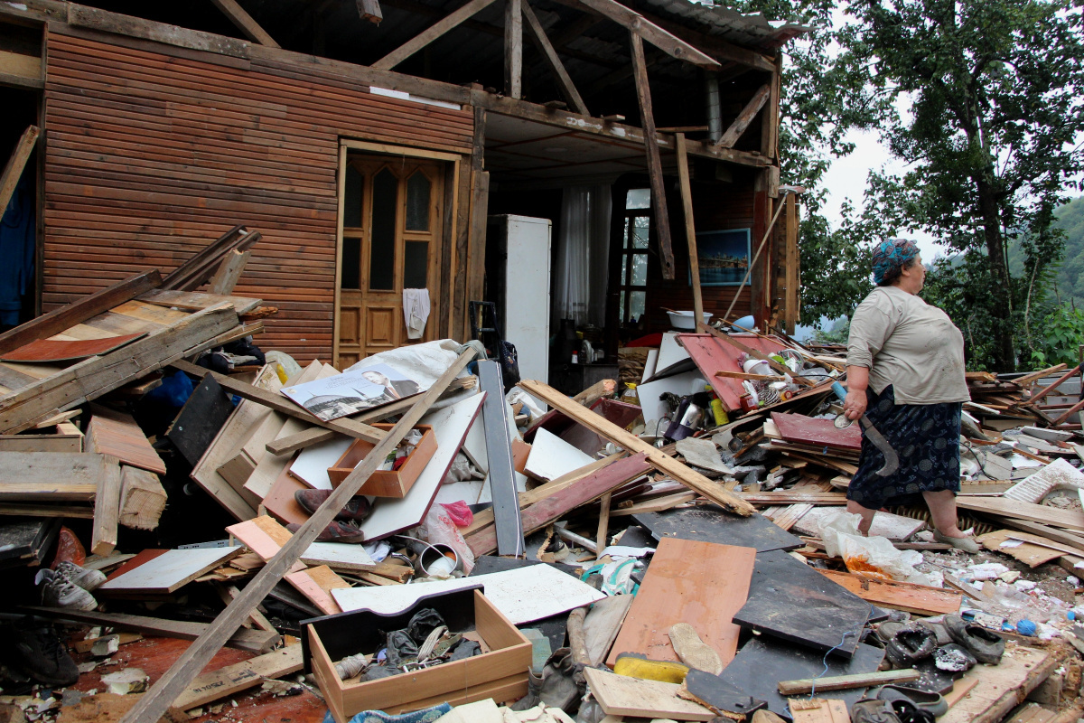 Trabzon&#039;da içerde eşyaları çıkartılmadan evleri yıkılan hane sahipleri yıkım ekiplerine tepki gösterdi