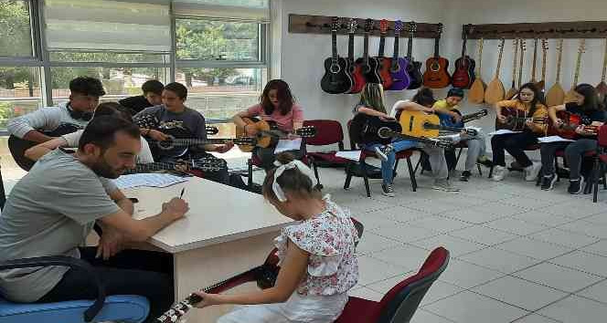 Gençlik Merkezi’nin gitar eğitimlerine yoğun ilgi