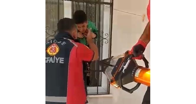 Çocuğun kafası demir parmaklıklara sıkıştı