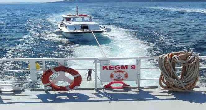 Çanakkale Boğazı’nda arızalanan tekne tersaneye çekildi