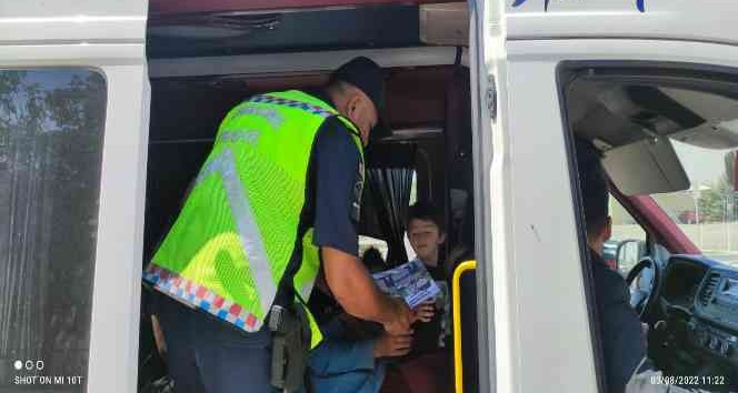 Aksaray’da trafik jandarması yolcu taşıyan araçları denetliyor