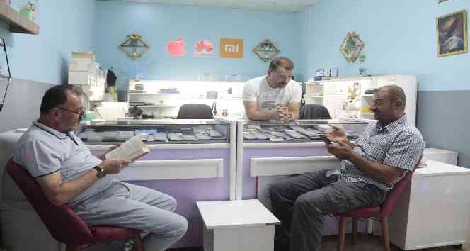 Telefon tamiri için gelen müşterilerine kitap okutuyor