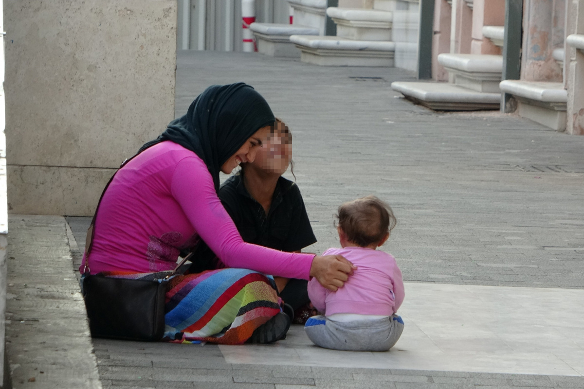 Taksim’de çocukları kullanarak dilenen kadınlar yakalandı