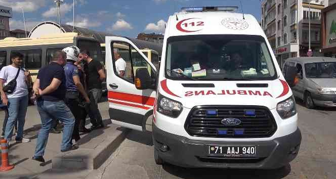 Dolmuştaki kadının koluna yorgun mermi isabet etti