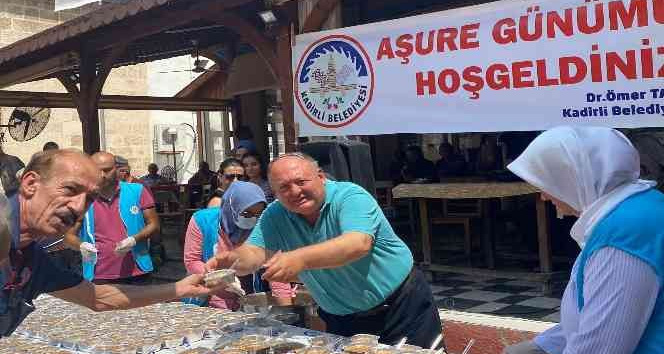 Başkan Tarhan, vatandaşlara aşure ikramında bulundu