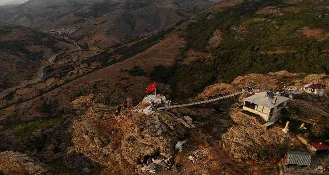 İstanbul’un stresinden kurtulmak için dağ evinde asma köprüyle seyir terası oluşturdu