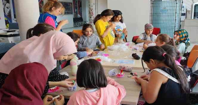 Atık malzemeler çocukların elinde süs eşyası ve oyuncak oldu